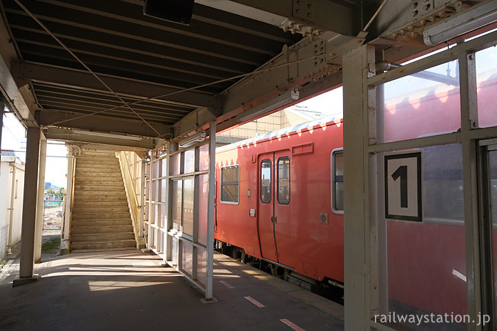 JR西日本城端線・二塚駅1番ホームに入線した城端行き列車