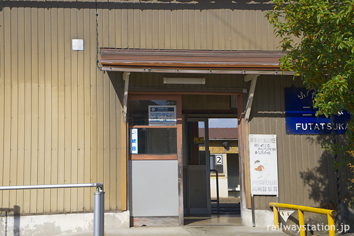 トタン張りの木造駅舎、城端線・二塚駅