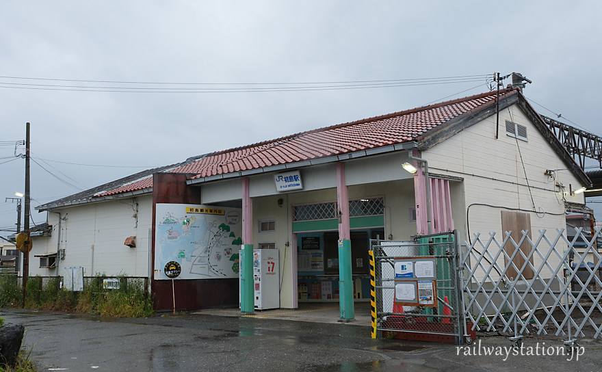 JR紀勢本線(きのくに線)初島駅、戦後の昭和48年築の木造駅舎。