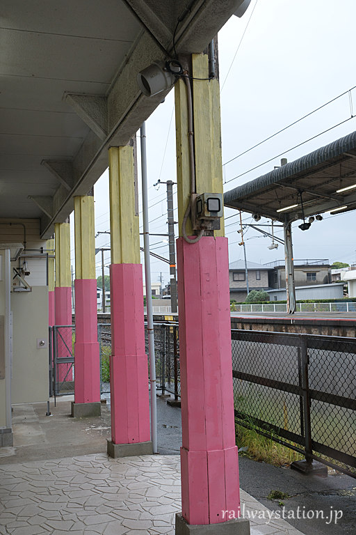 JR紀勢本線(きのくに線)初島駅の木造駅舎、ホーム側の木の柱