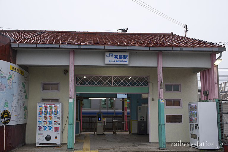 JRきのくに線(紀勢本線)初島駅、戦後築らしい木造駅舎