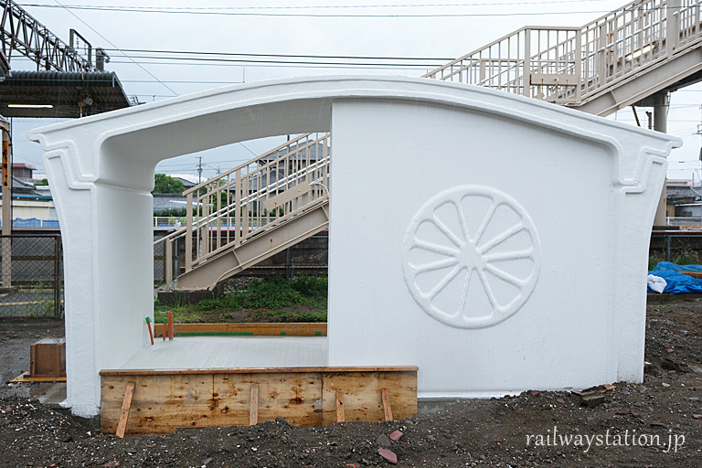世界初の3Dプリンター駅舎となる初島駅の新駅舎。まだ工事中。
