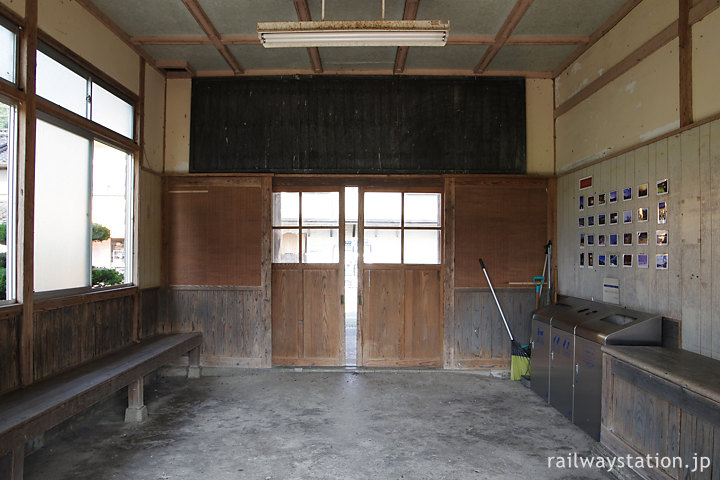 芸備線・比婆山駅の木造駅舎、古びた待合室