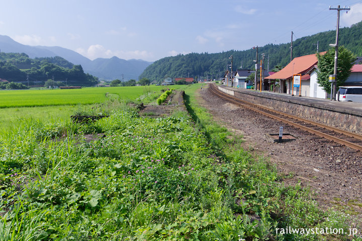 芸備線・比婆山駅、廃止されたホーム跡と周囲の風景