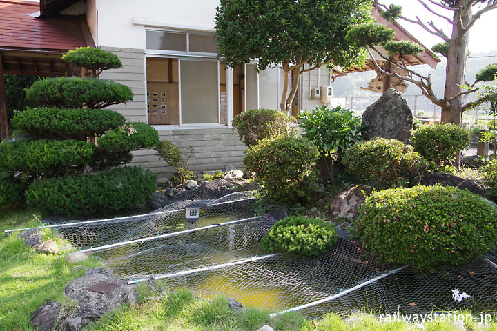 芸備線・比婆山駅、池のあるミニ庭園