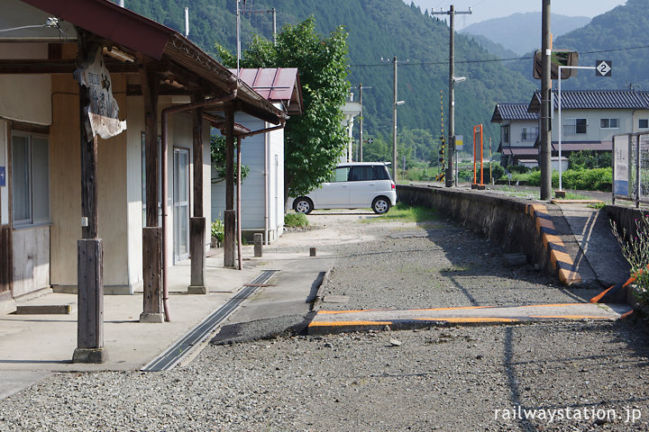 芸備線・比婆山駅、駅舎と廃止番線