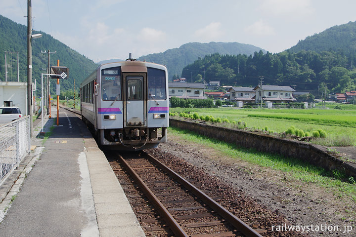 JR西日本芸備線・比婆山駅、120形の広島支社色