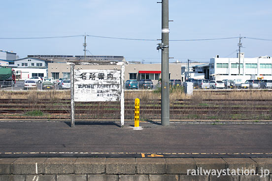 JR西日本・東松江駅、国鉄形駅名標タイプのレトロな名所案内