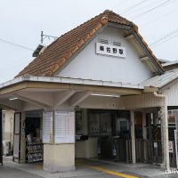 東佐野駅 (JR西日本・阪和線)～洋風な屋根が特徴的な小さな木造駅舎～