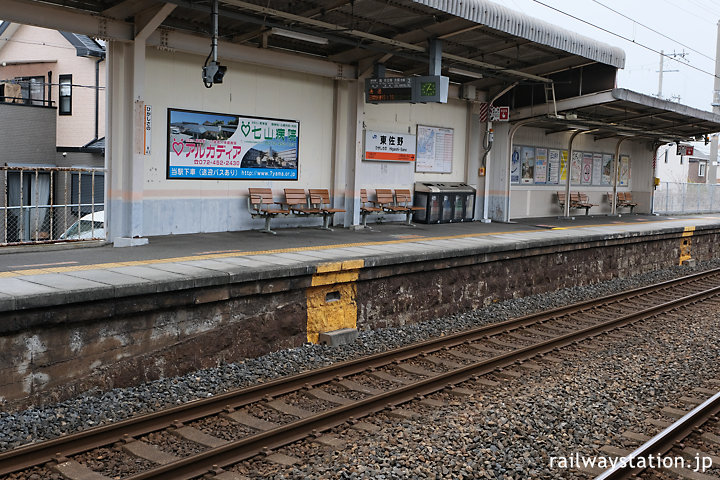 JR西日本阪和線・東佐野駅、古い石積みが残るプラットホーム