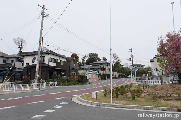 阪和線・東佐野駅、ロータリなど小奇麗に整備された駅前