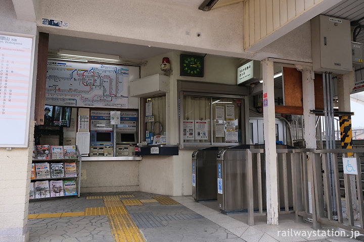 阪和線・東佐野駅、駅舎内の改札口と切符売場