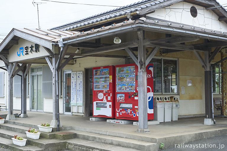 山陰本線・宝木駅の木造駅舎、木の古い柱