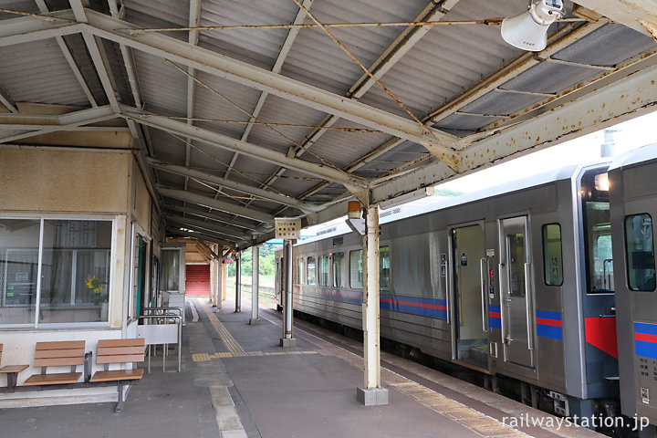 山陰本線・宝木駅、キハ121系気動車の普通列車