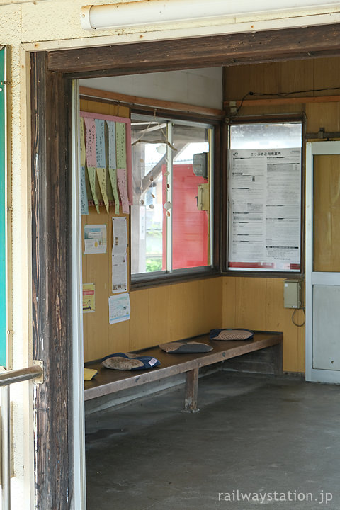 山陰本線・宝木駅、出入口の枠やベンチなど木造駅舎らしい造り…