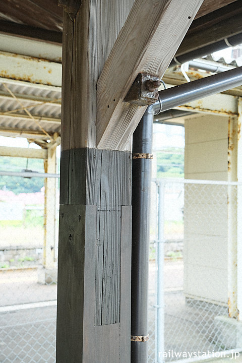 宝木駅の木造駅舎、新し木材を継ぎ足され改修された柱