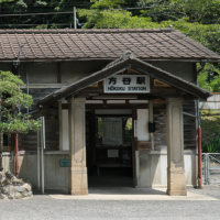 方谷駅(JR西日本・伯備線)~昭和の素朴な木造駅舎のレトロモダン~