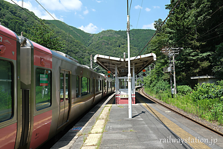 JR西日本・伯備線・方谷駅に停車する227系電車