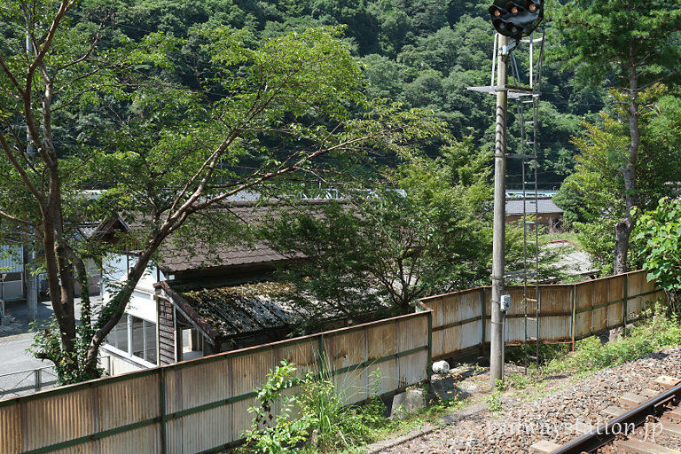 JR伯備線・方谷駅、谷間の斜面にあるホームから木造駅舎を見下ろす