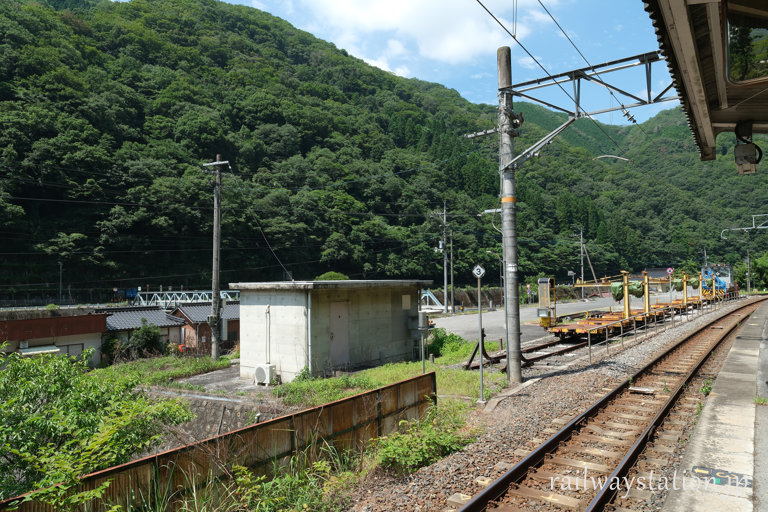 JR伯備線・方谷駅、プラットホーム横の業務用(貨物用?)ホーム