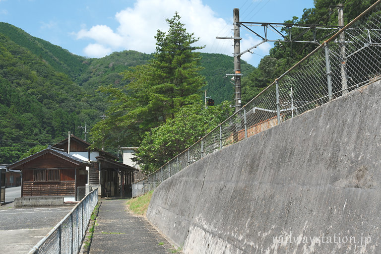JR伯備線・方谷駅、ホームから駅舎への通路