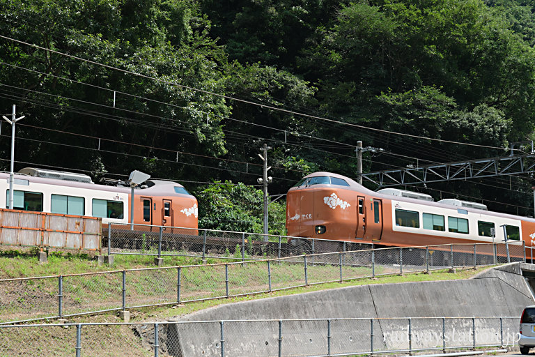 JR西日本・方谷駅で伯備線の新型やくも・273系同士がすれ違い