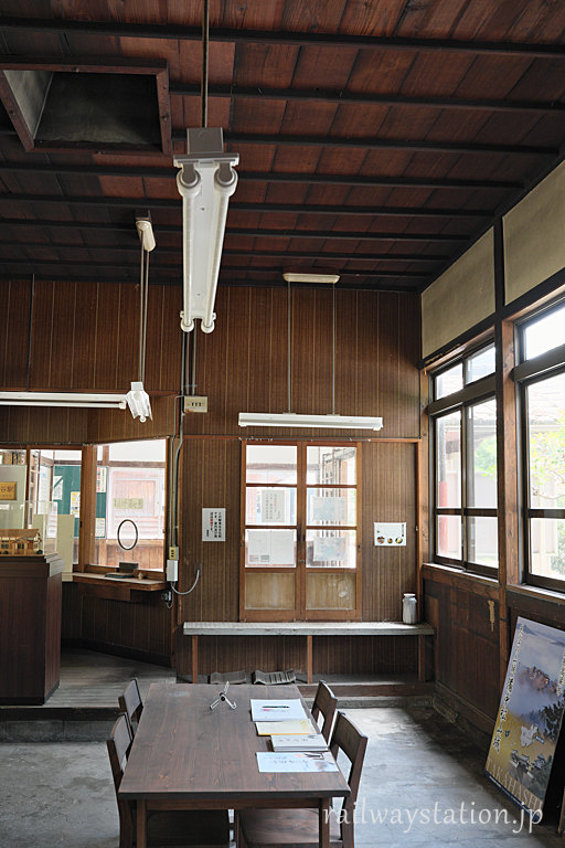 JR伯備線・方谷駅の木造駅舎、旧駅事務室内部