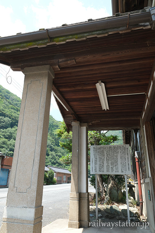 JR伯備線・方谷駅、木造駅舎車寄せの特徴的な柱