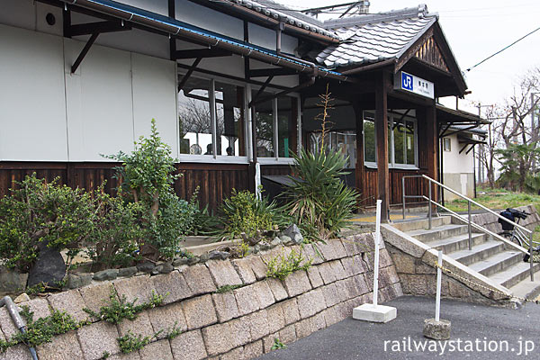 石垣の上に載った様が重厚さ感じさせる櫟本駅の木造駅舎