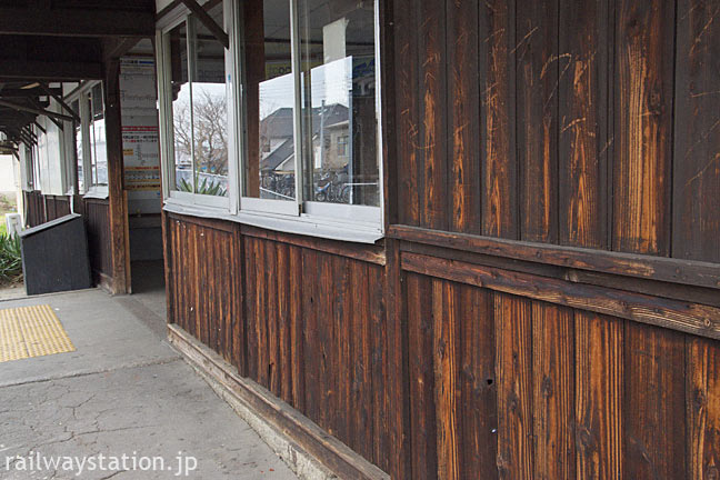 桜井線・櫟本駅、木の質感溢れる明治の木造駅舎