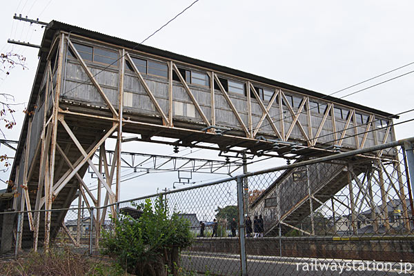 桜井線・櫟本駅、古レールを使った木製跨線橋