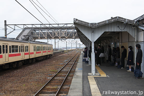 桜井線・櫟本駅ホームと105系電車、中線跡は天理臨の名残り…