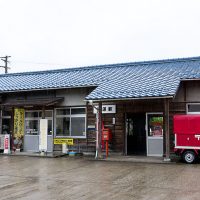 JR西日本三江線・因原駅、木造駅舎には運送会社が入居