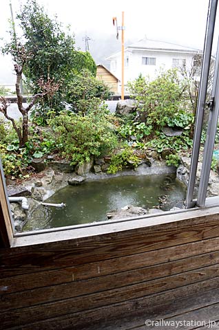 JR三江線・因原駅、池のあるミニ庭園