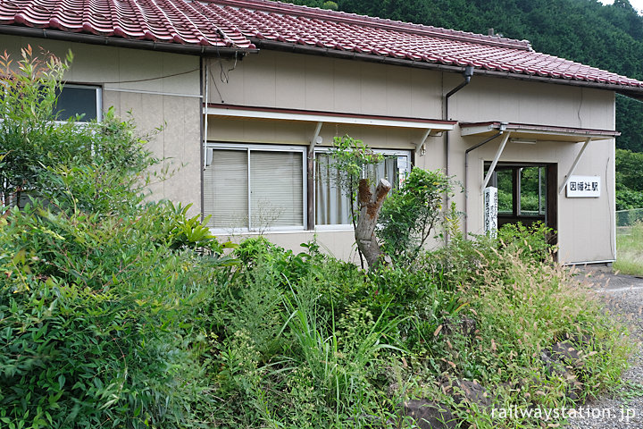 JR因美線・因幡社駅の木造駅舎と荒れた植栽