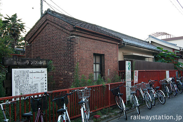 JR奈良線・稲荷駅、明治の東海道本線時代に建てられたレンガ造りのランプ小屋