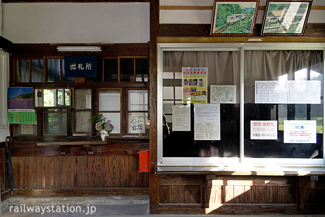 JR木次線・出雲八代駅の木造駅舎、古い木の質感のままの窓口