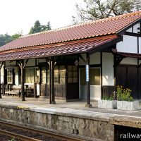 JR木次線・出雲八代駅の木造駅舎、きれいに改修されたホーム側