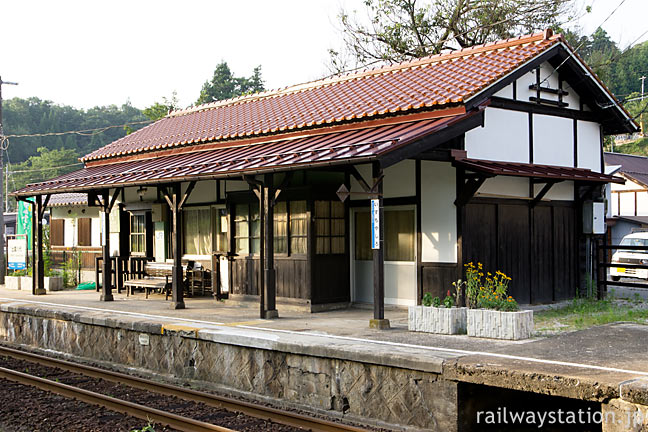 JR木次線・出雲八代駅の木造駅舎、きれいに改修されたホーム側