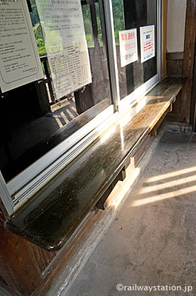 JR木次線・出雲八代駅の木造駅舎、木のカウンター残る手小荷物窓口跡