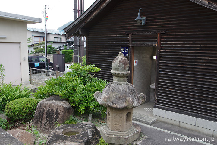 木次線・出雲横田駅、社殿風のトイレとその前の日本庭園風の植込み