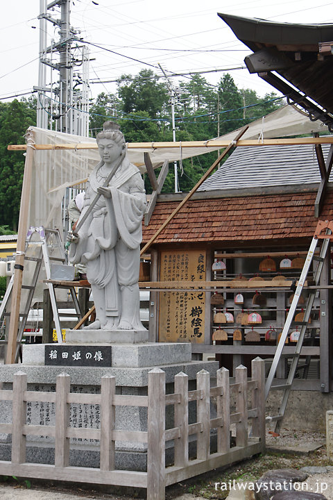 木次線、奇稲田姫の愛称の出雲横田駅。駅舎横の像