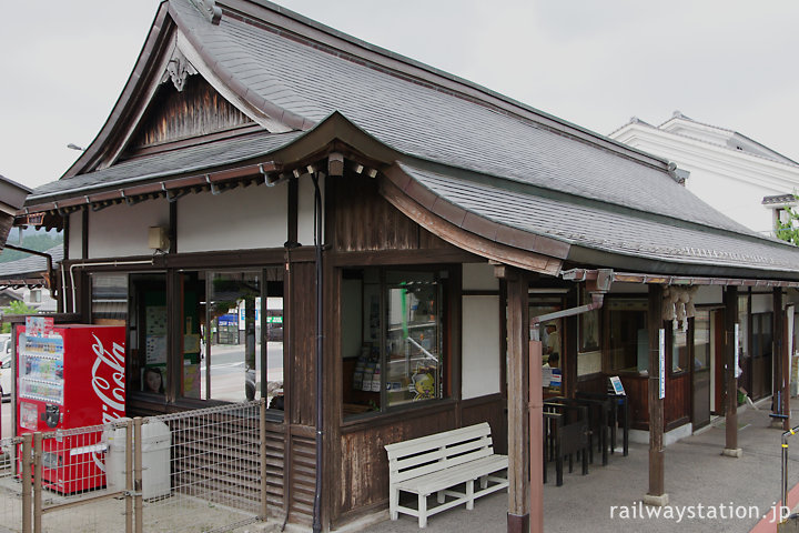 木次線出雲横田駅、入母屋と軒が見事な駅舎ホーム側