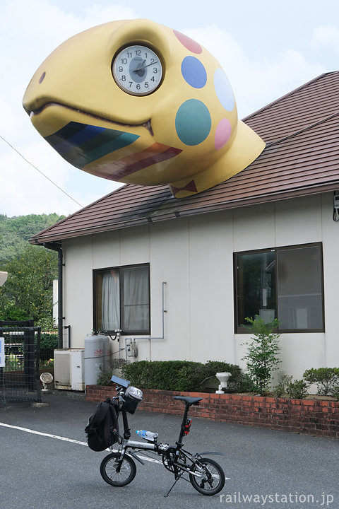 津山線・変な駅舎として有名な亀甲駅