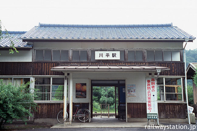 味わい深い木造駅舎、三江線の川平駅