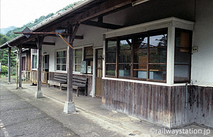 JR西日本・三江線・川平駅の木造駅舎、ホーム側の風景