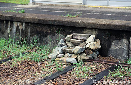 JR三江線・川平駅、廃ホームの誰かが作った石の階段