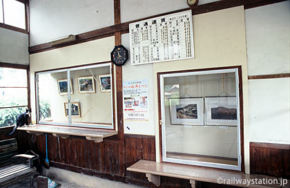 JR西日本・三江線・川平駅の木造駅舎、窓口跡はギャラリー風に