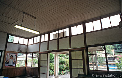 三江線・川平駅の木造駅舎、待合室から見た採光窓