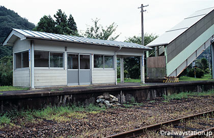 三江線・川平駅、廃止された反対ホームにある待合室と跨線橋